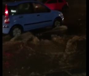 VIDEO - Maltempo a Cosenza, piove e dopo pochi minuti saltano i tombini
