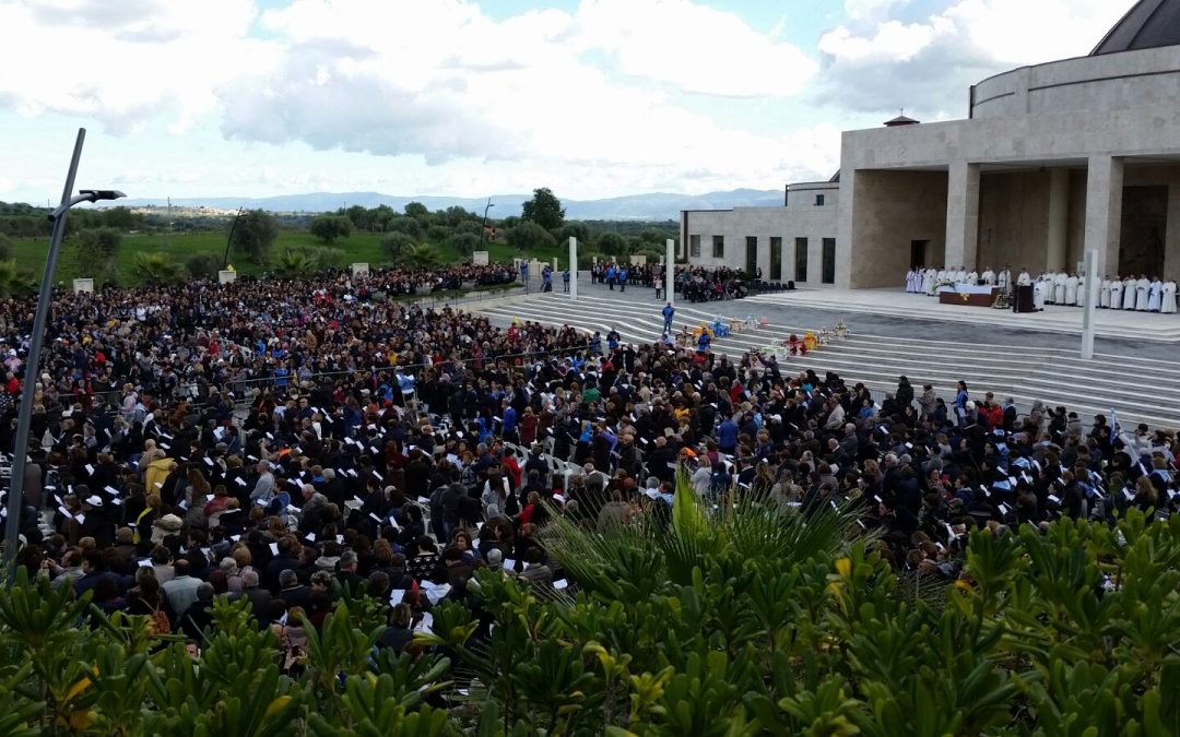 FOTO – Migliaia di fedeli a Paravati  per pregare in nome di Natuzza