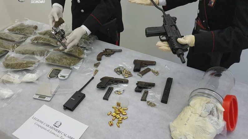 Droga ed arsenale nascosti nello studio tecnicoArresti a Lamezia: c'era anche una mitraglietta