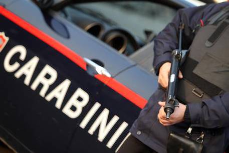 Rapina in una tabaccheria di Napoli, ferita la titolare