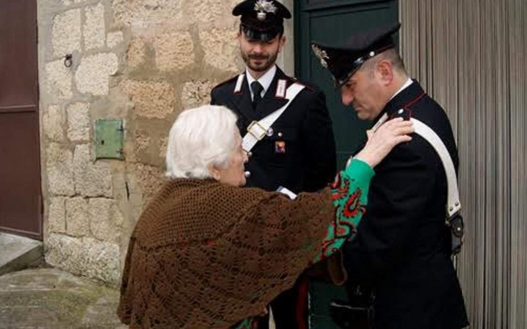 Maltratta l’anziana madre per mesi, lei lo denuncia e lo fa arrestare dai carabinieri
