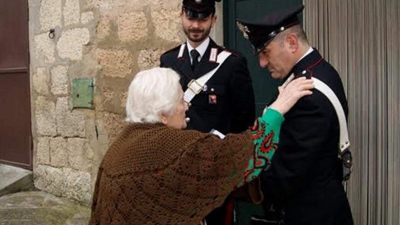 Maltratta l'anziana madre per mesi, lei lo denuncia e lo fa arrestare dai carabinieri