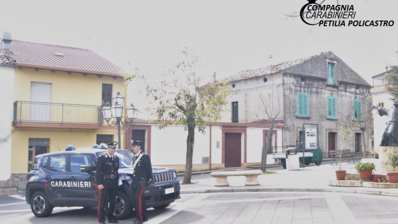 Spara con un Kalashnikov e una pistola nel CrotoneseArrestato un giovane, avviate indagini su movente