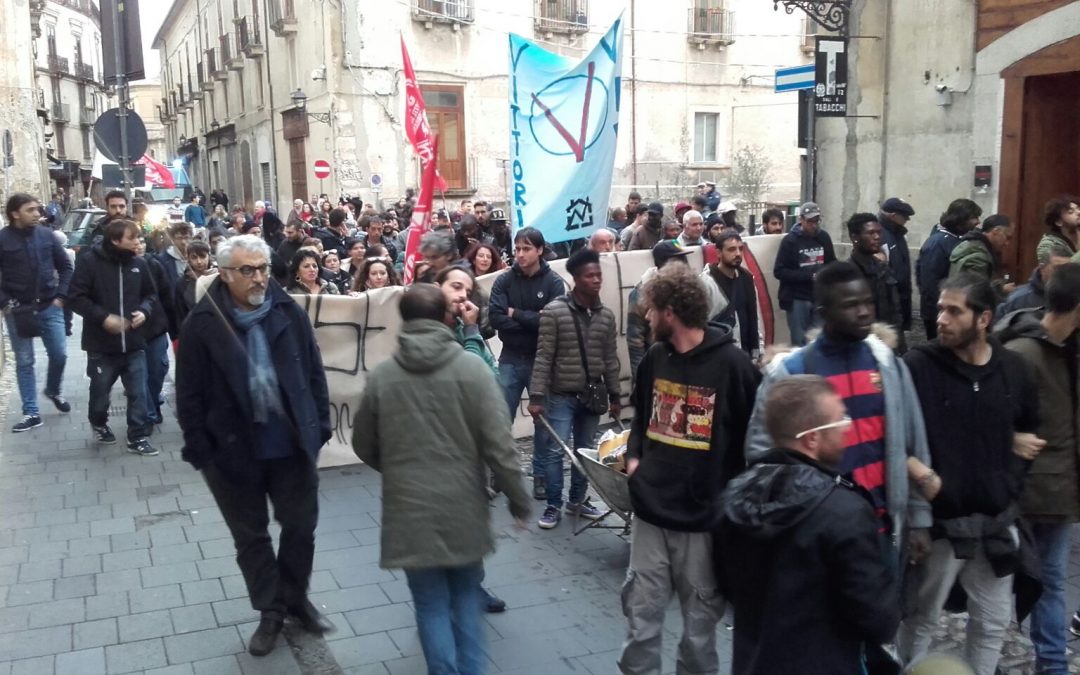 VIDEO – Le proteste a Cosenza per l’arrivo del ministro Maria Elena Boschi