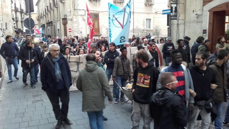 VIDEO - Le proteste a Cosenza per l'arrivo del ministro Maria Elena Boschi