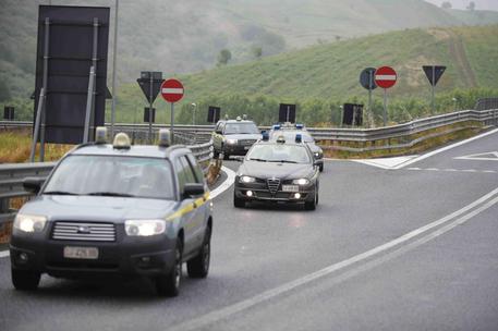 Lancia la pistola dall'auto, arrestato a Napoli