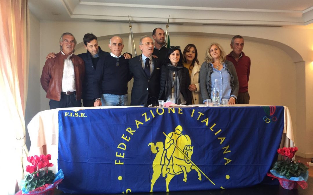 Cardona (al centro) insieme al consiglio direttivo della Fise Calabria