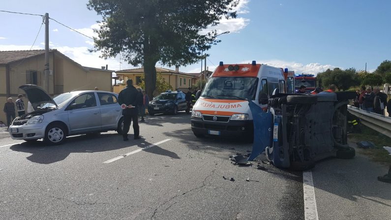 Incidente nel Catanzarese, auto tampona un camionMacchina interamente distrutta, ferite madre e figlia