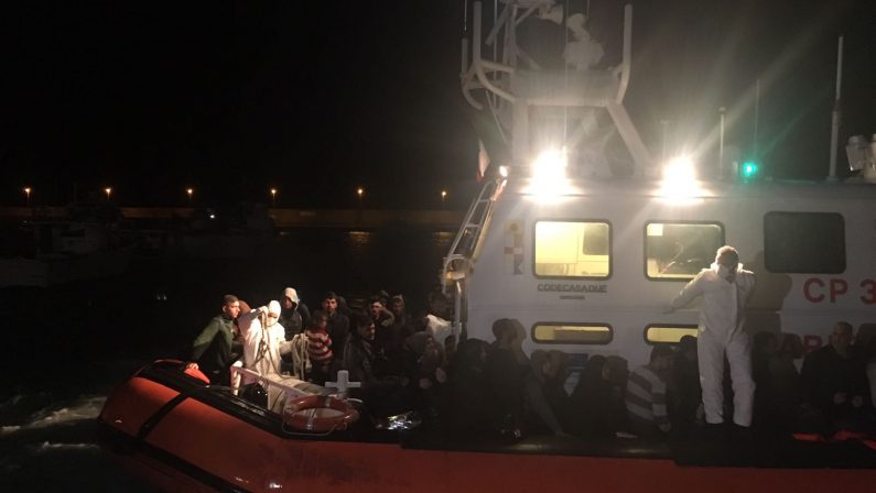 Migranti soccorsi al largo dalla Guardia costieraIn 122 sbarcati nella notte a Roccella Jonica