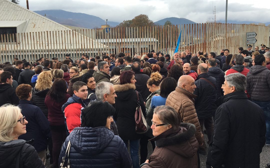 La manifestazione per l'ospedale di Lagonegro: gente che cerca di bloccare l'autostrada al bivio davanti alla caserma della polizia stradale