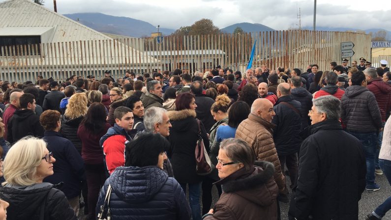 Lagonegro, sindaci e cittadini manifestano per il nuovo ospedale: «Ma il vecchio rimanga»