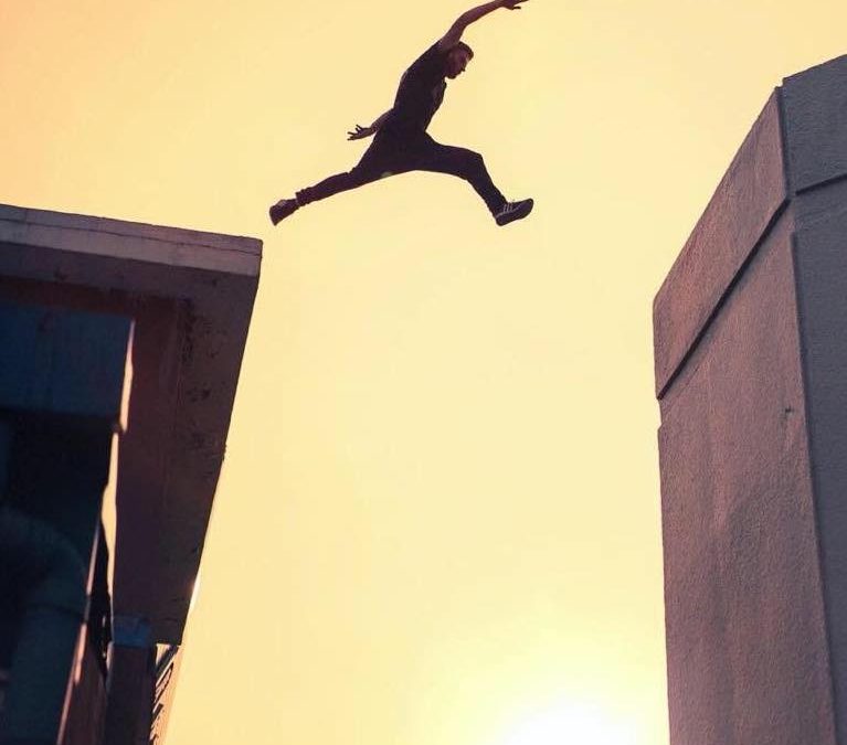 Un praticante di parkour