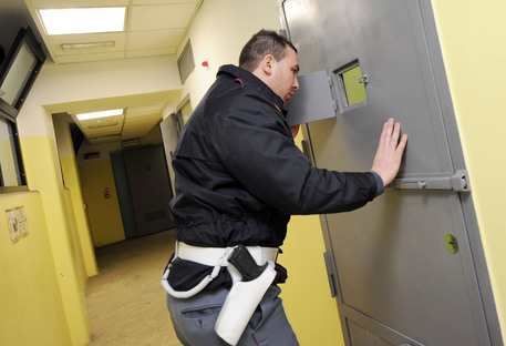 Rivolta al carcere di Avellino, detenuti si barricano in una sala per difendere compagno