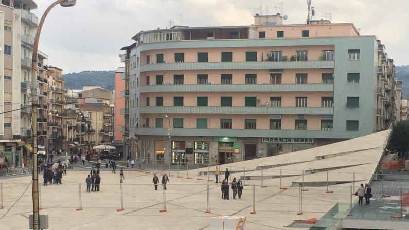 Gara per le luminarie di piazza Bilotti, al Comune di Cosenza arriva la Guardia di Finanza