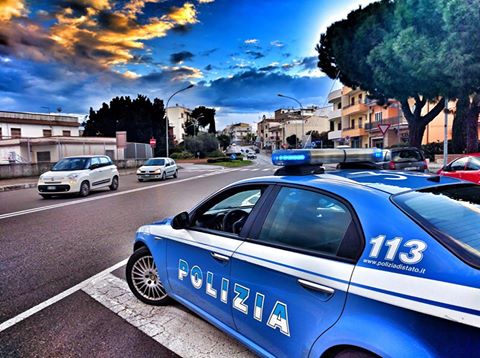 Un'auto della polizia a Matera