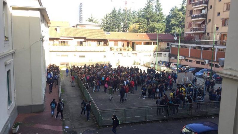 VIDEO- Avellino, è protesta da parte degli alunni dell'Amabile: cori ed assemblea permanente
