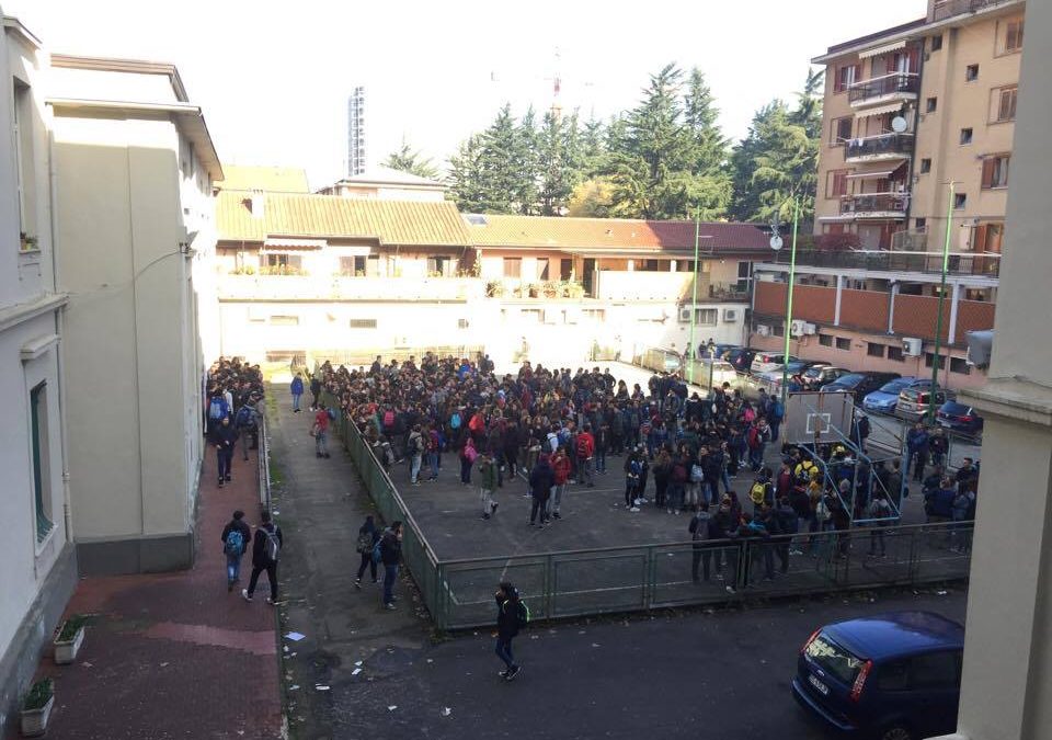 VIDEO- Avellino, è protesta da parte degli alunni dell’Amabile: cori ed assemblea permanente