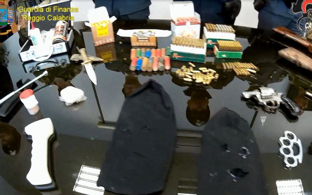 VIDEO – Materiale esplosivo, droga e armi in un terreno nel Reggino: due arresti