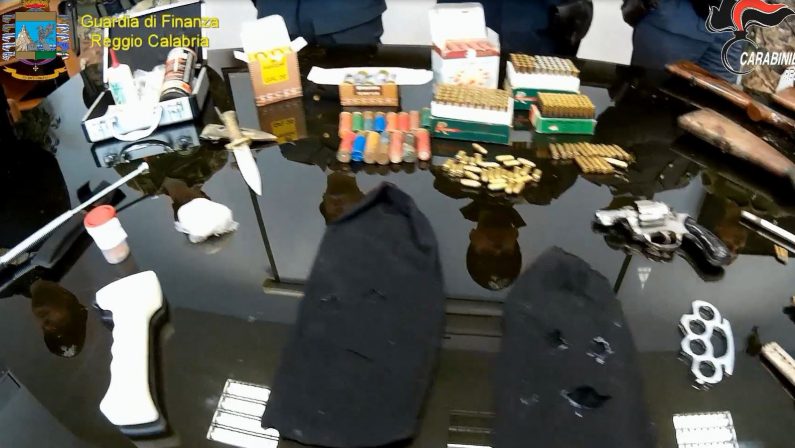 Detenzione di armi, materiale esplosivo e droga: arrestati padre e figlio in provincia di Reggio Calabria