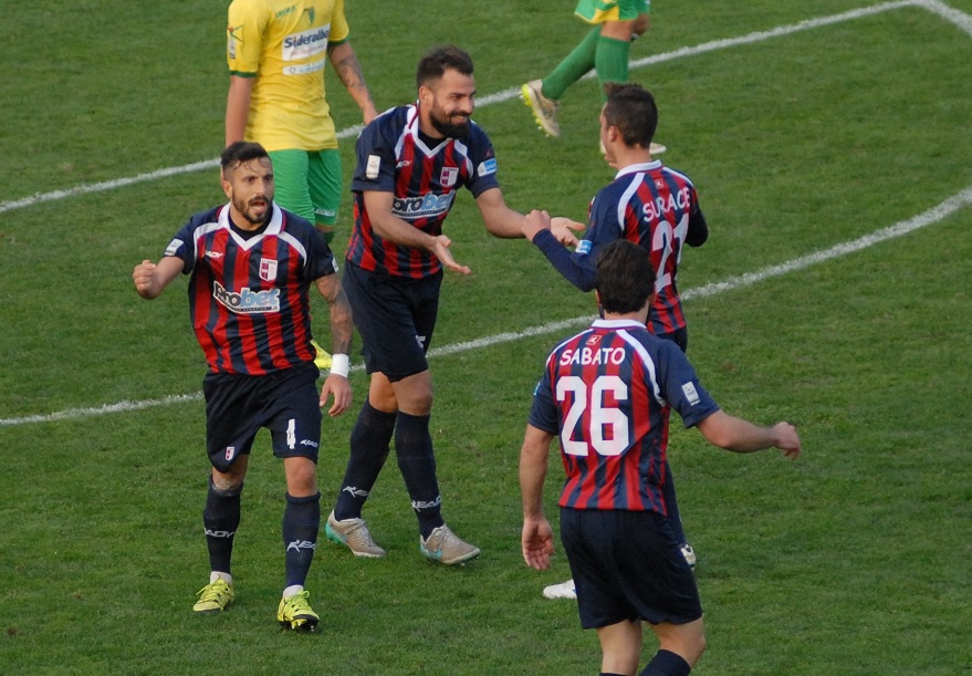 L'esultanza dei giocatori della Vibonese dopo il gol di Sicignano
