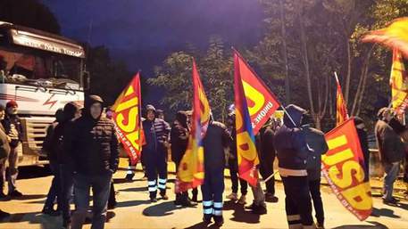 Sit-in dei lavoratori della SVA Capaldo di Avellino, tir fermi