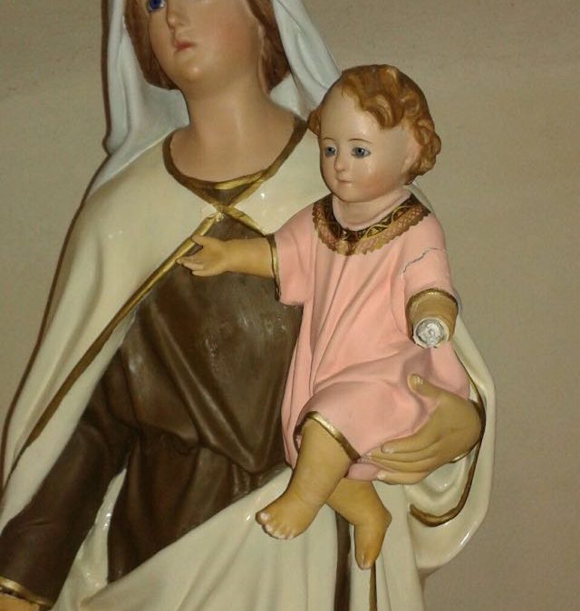 Una delle statue danneggiate