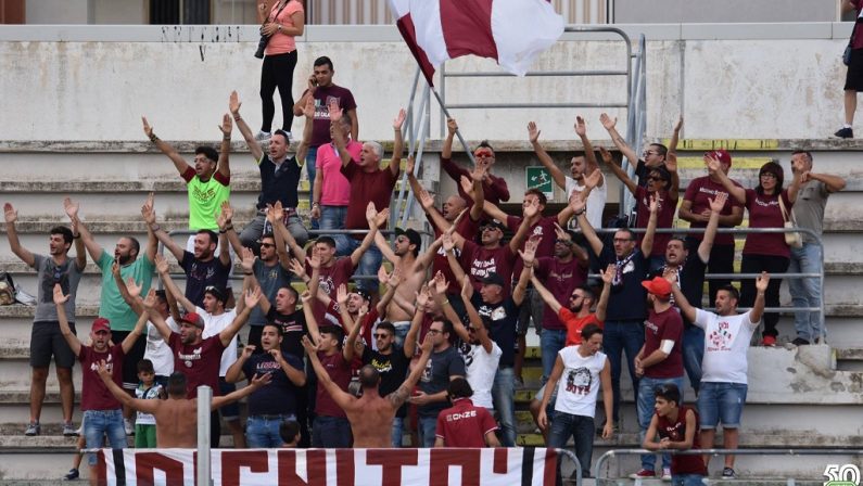 Fumogeni allo stadio “Granillo”, Daspo per due tifosi della Reggina