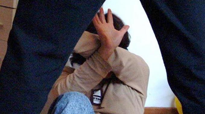 Sesso con una ragazzina di 13 anni rimasta incintaUn uomo di 53 anni arrestato per violenza sessuale