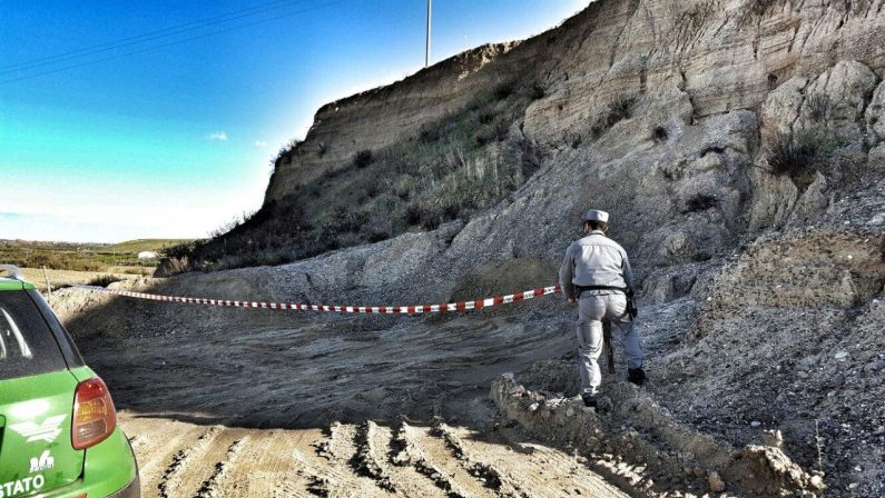 Sequestrata una cava di inerti nel CosentinoPrelevato materiale nonostante fosse chiusa