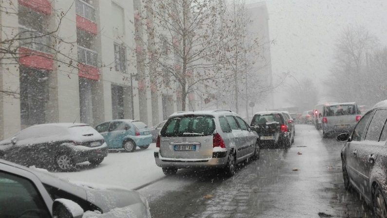 FOTO – La neve paralizza Potenza e “minaccia” il palco del concertone Rai di Capodanno