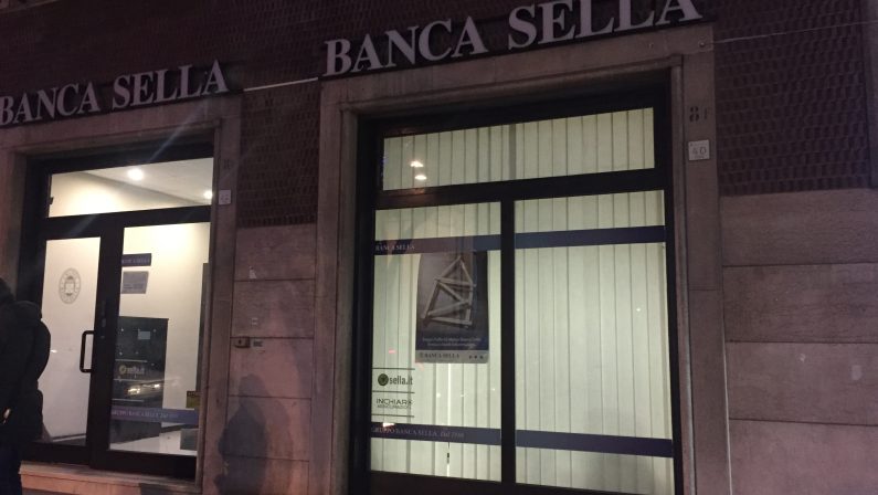 Avellino, rapina a mano armata in banca nel pieno centro cittadino: due persone in ostaggio