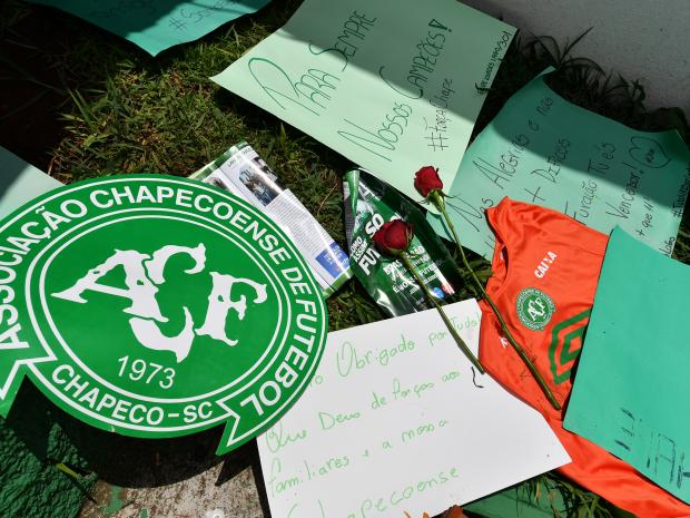 Il commosso tributo dei tifosi del Chapecoense dopo la tragedia aerea