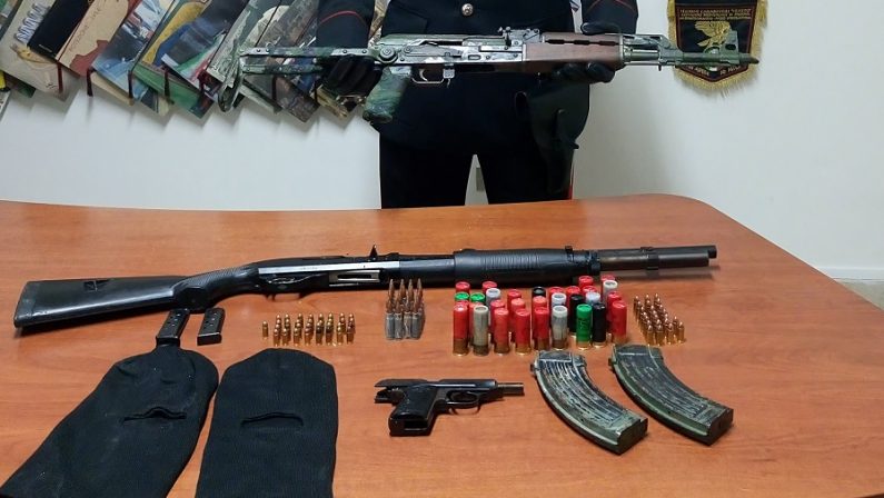 VIDEO - Aveva in casa un Kalashnikov e varie armiArrestato un uomo nel Crotonese, girava armato