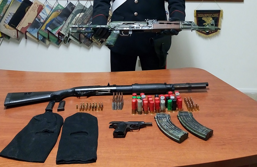 VIDEO – AVeva in casa un Kalashnikov e varie armi  Arrestato un uomo nel Crotonese, girava armato