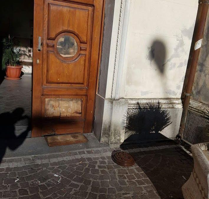 Il portone danneggiato del Comune di Cessaniti