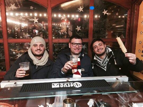 Mattia e Francesco Pezzi e Mattia Oliverio in un pub a Berlino prima dell'attentato