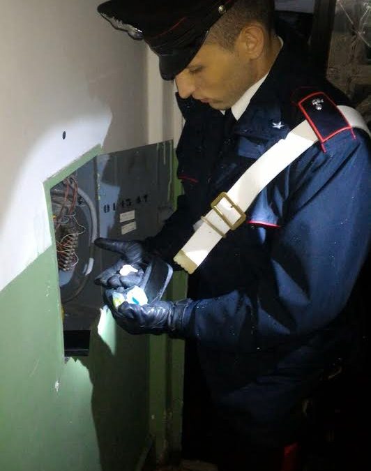Un carabiniere trova la droga in una cassetta dell'elettricità