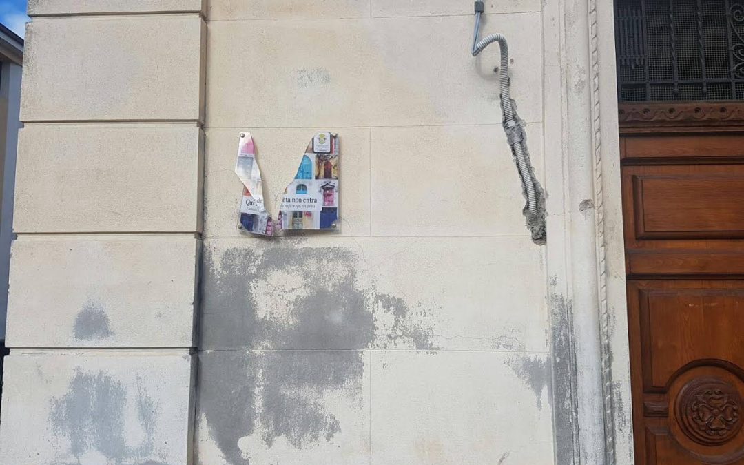 L'ingresso del Comune di Cessaniti con la targa distrutta