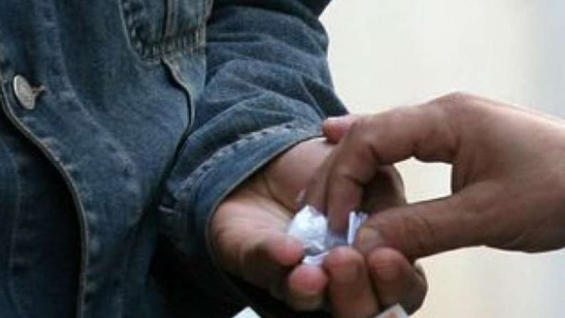 Decine di dosi di droga nascoste in una busta a CrotoneLa scoperta della Polizia nel quartiere Fondo Gesù