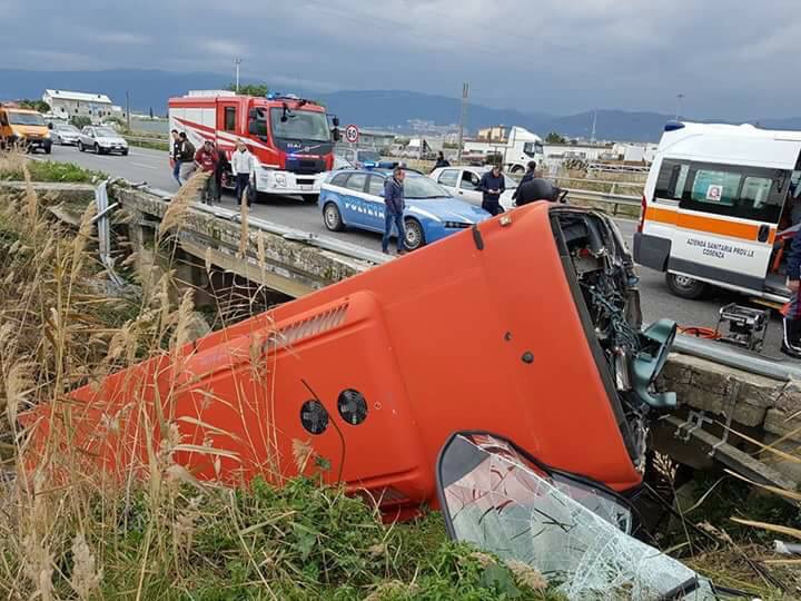 FOTO – Tragico incidente per un autobus in provincia di Cosenza, muore una giovane di appena vent’anni