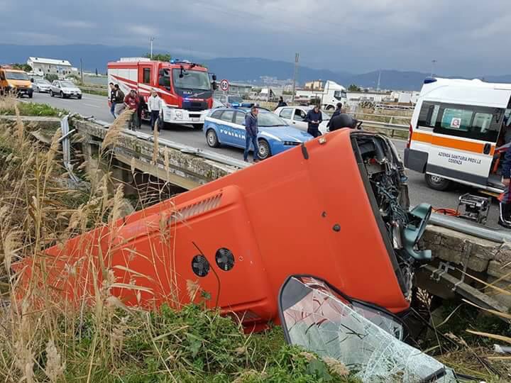 Autobus esce fuori strada sulla statale 106, un morto  Anche due persone ferite nell’incidente nel Cosentino