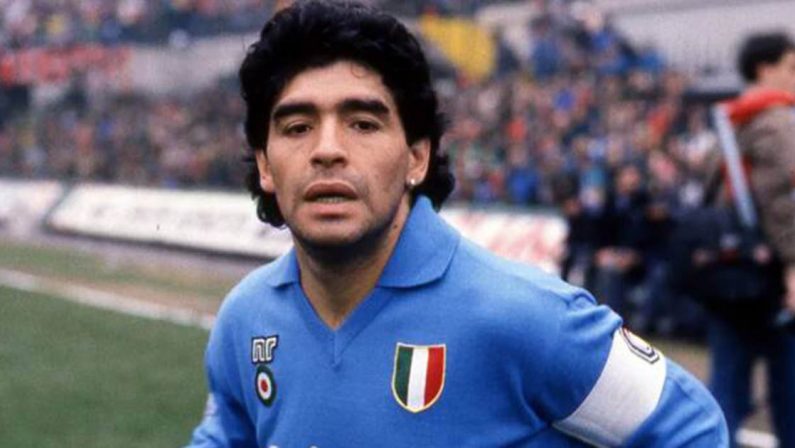 Maradona a Napoli risponde al saluto dei tifosi