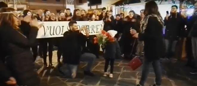 Flash mob, ballerini e curiosi: tutto si ferma per la proposta di matrimonio in pieno centro a Vibo Valentia