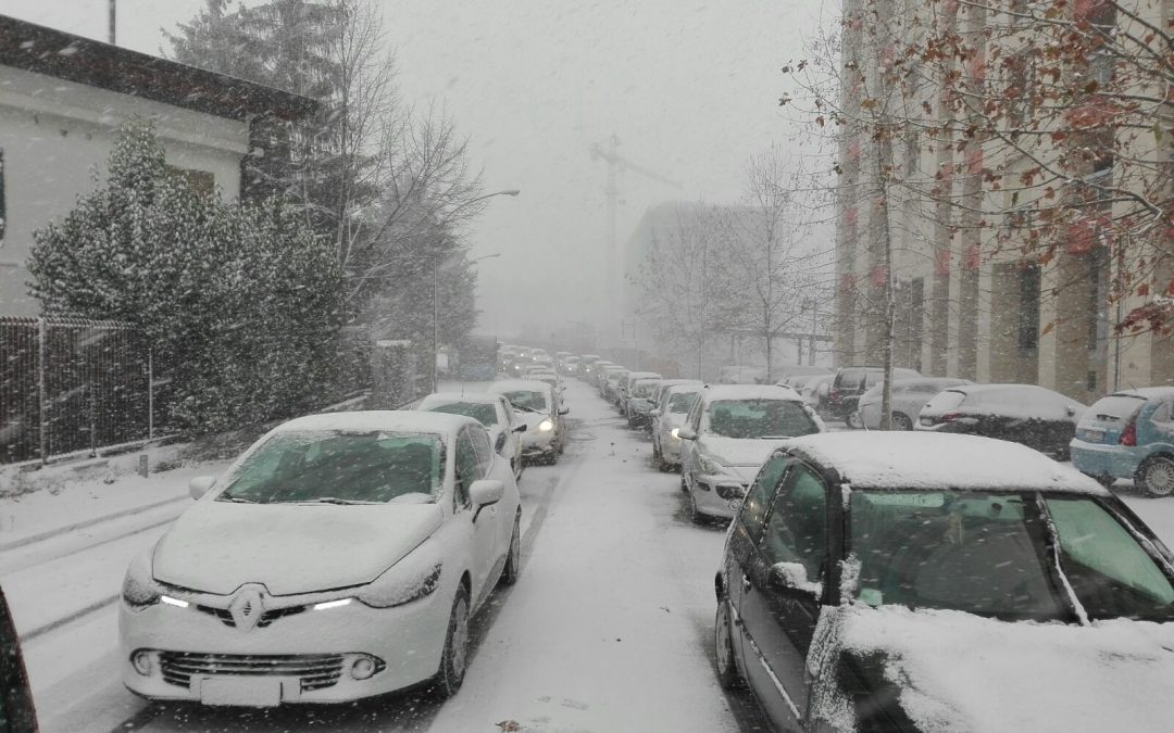 Mezzi incolonnati in una Potenza sommersa dalla neve