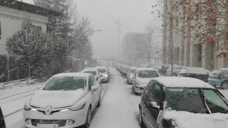 Potenza paralizzata dalla neve, disagi in tutta la città