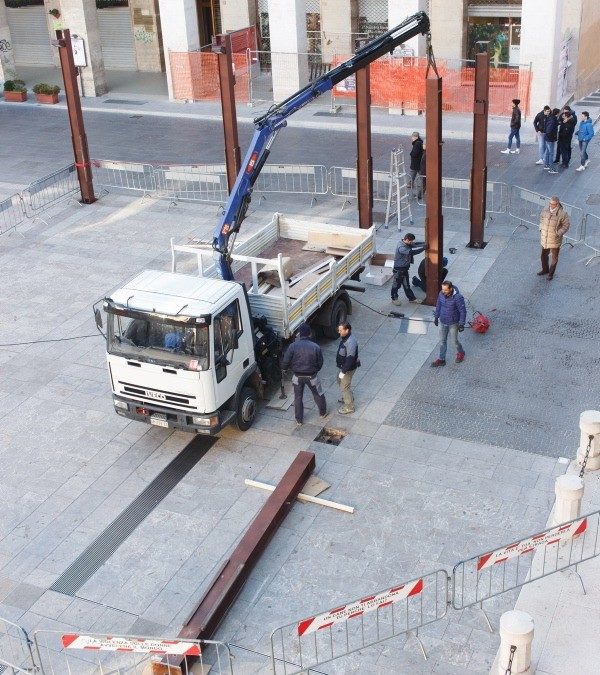La rimozione delle installazioni di Gae Aulenti in piazza Mario Pagano a Potenza (foto A. MATTIACCI)