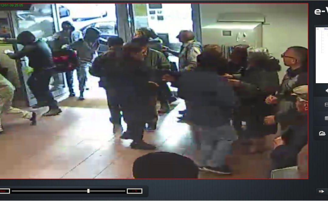 Una delle immagini della rapina riprese dalle telecamere di videosorveglianza
