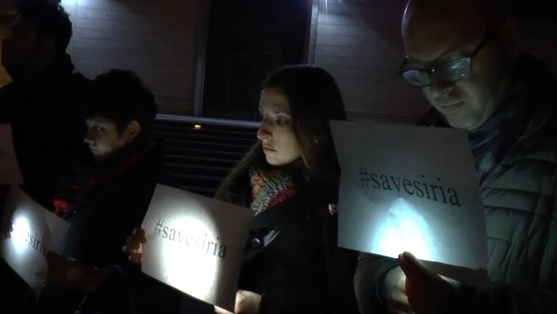 VIDEO - Sit in a Cosenza sulla situazione in Siria, l'intervento di una delle volontarie