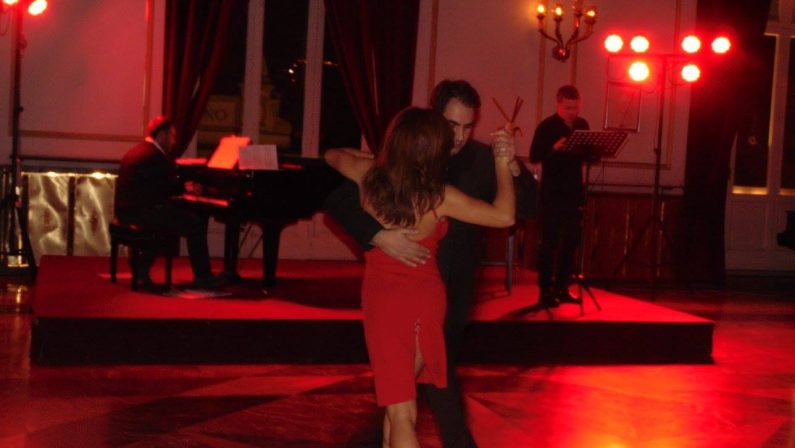 VIDEO - Una rassegna di tango a Cosenza: pianoforte, voce recitante e ballo nella Sala Quintieri del Teatro Rendano