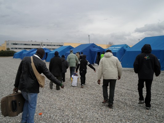 Corrente elettrica staccata nella tendopoli di San FerdinandoI migranti incontrano il prefetto e la protesta rientra